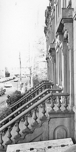 Brownstone stoop, Bell Street