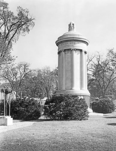 undated photo of the monument