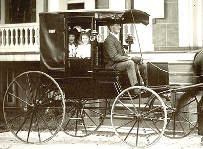 the Wardwell family in a horse carriage, 1900